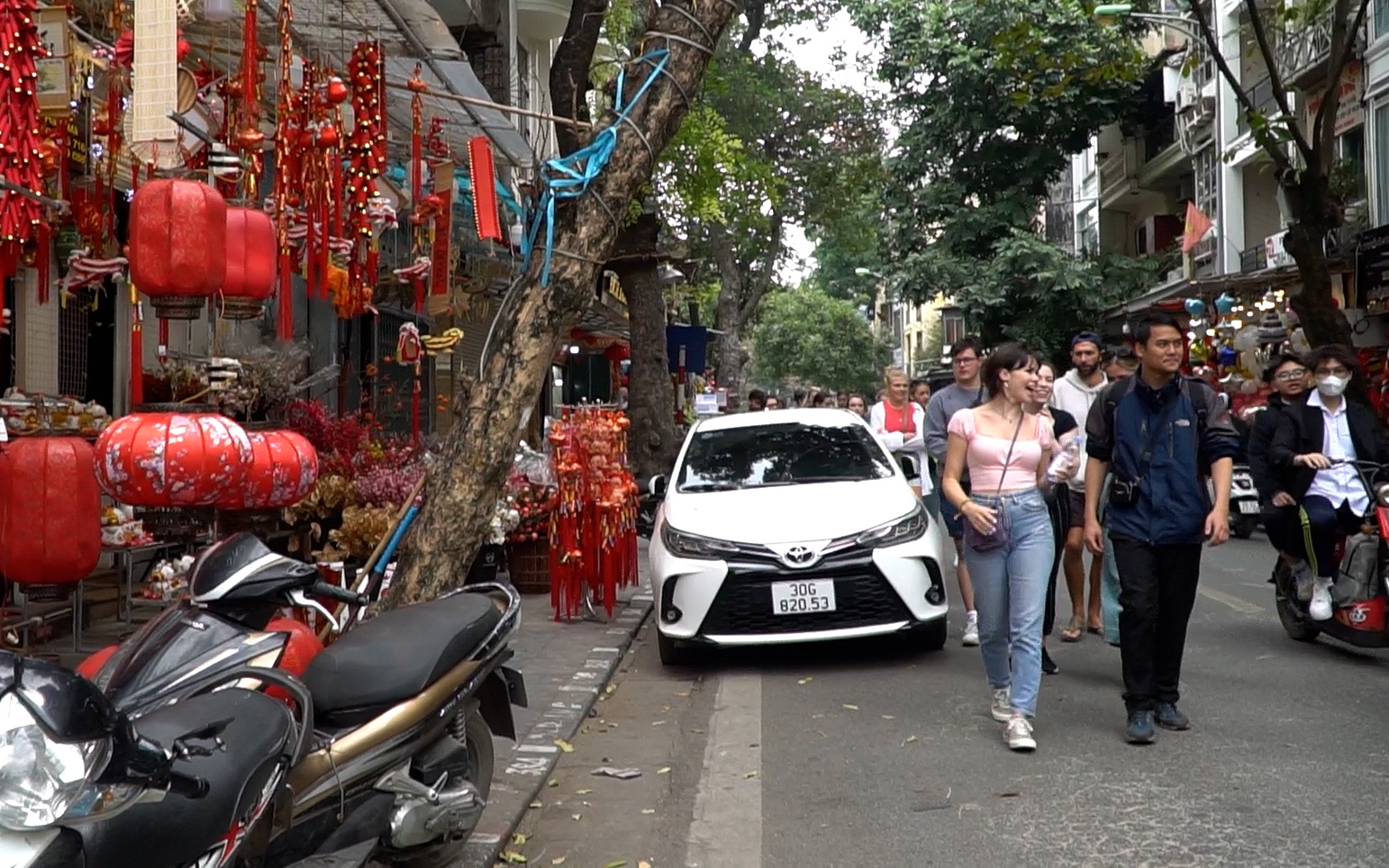 Video: Vỉa hè Hà Nội bị chiếm dụng đẩy người đi bộ xuống lòng đường