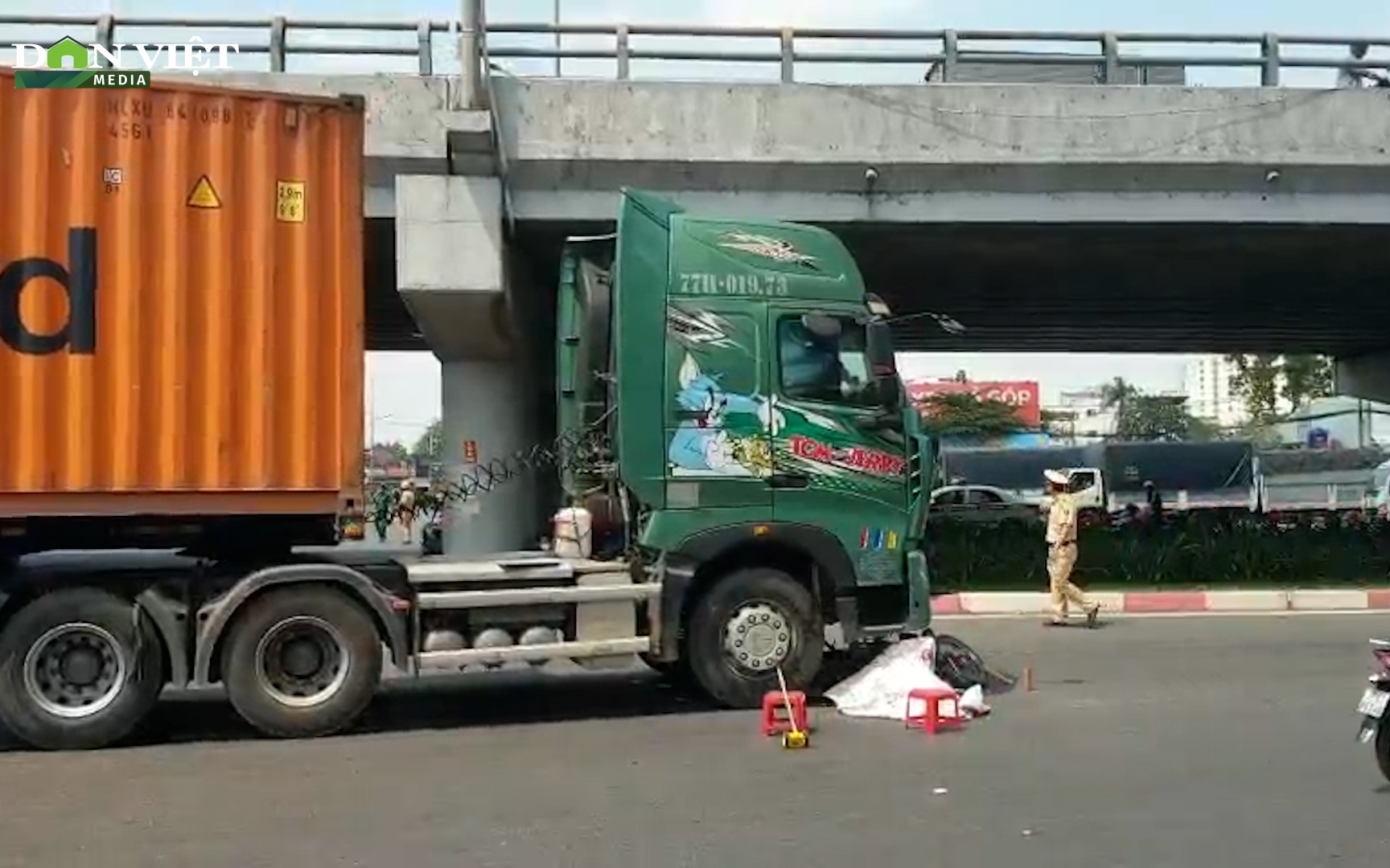 Clip: Bị xe container kéo lê, người đàn ông tử vong tại chỗ, hiện trường ùn tắc kéo dài