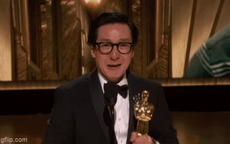 Video: Khoảnh khắc Quan Kế Huy khóc nức nở sau khi nhận tượng vàng Oscar