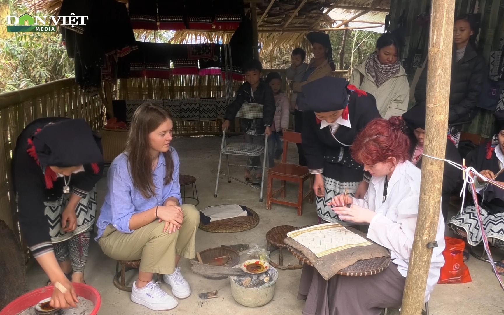 Du khách thích thú trải nghiệm nghề dệt thổ cẩm, làm giấy dó của người Dao
