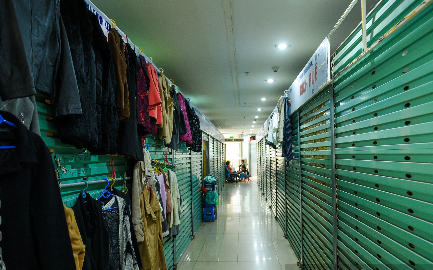 Hai khu chợ nổi tiếng ở Thủ đô vắng bóng người mua, nhiều ki-ốt đóng cửa