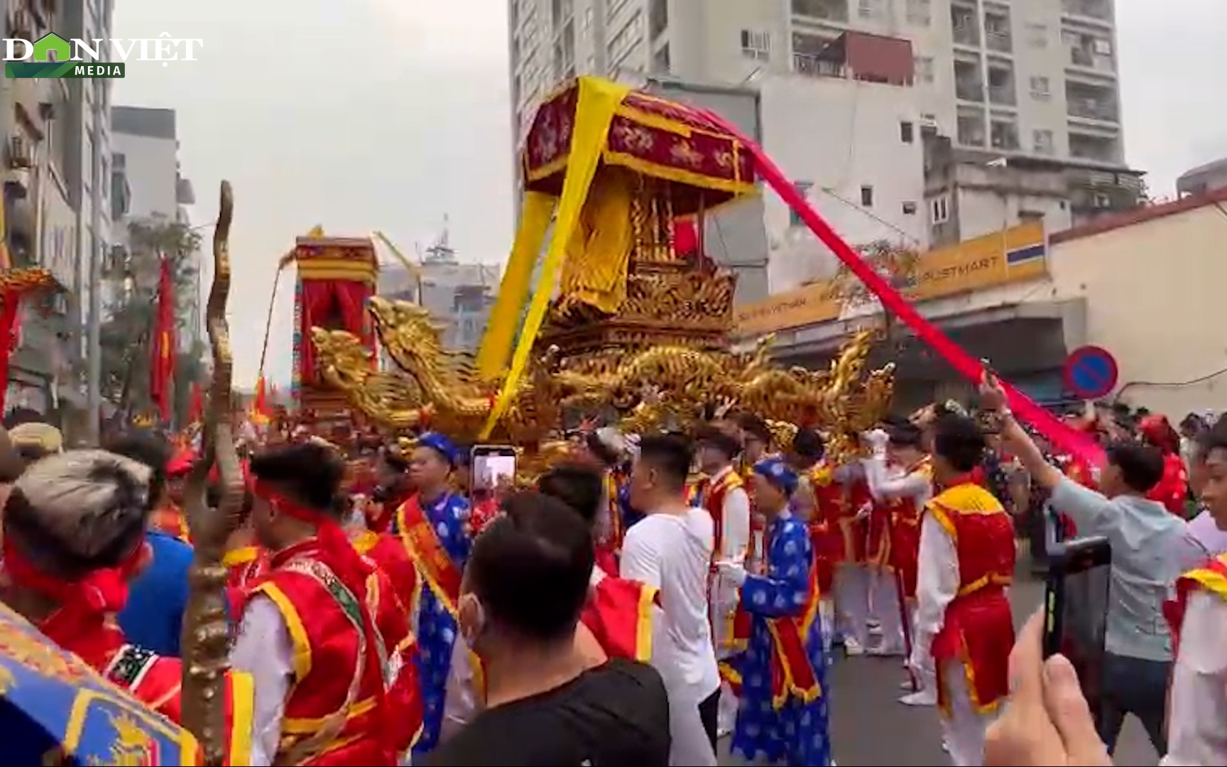 Video: Trai tráng “lảo đảo” rước kiệu thánh giữa phố Hà Nội