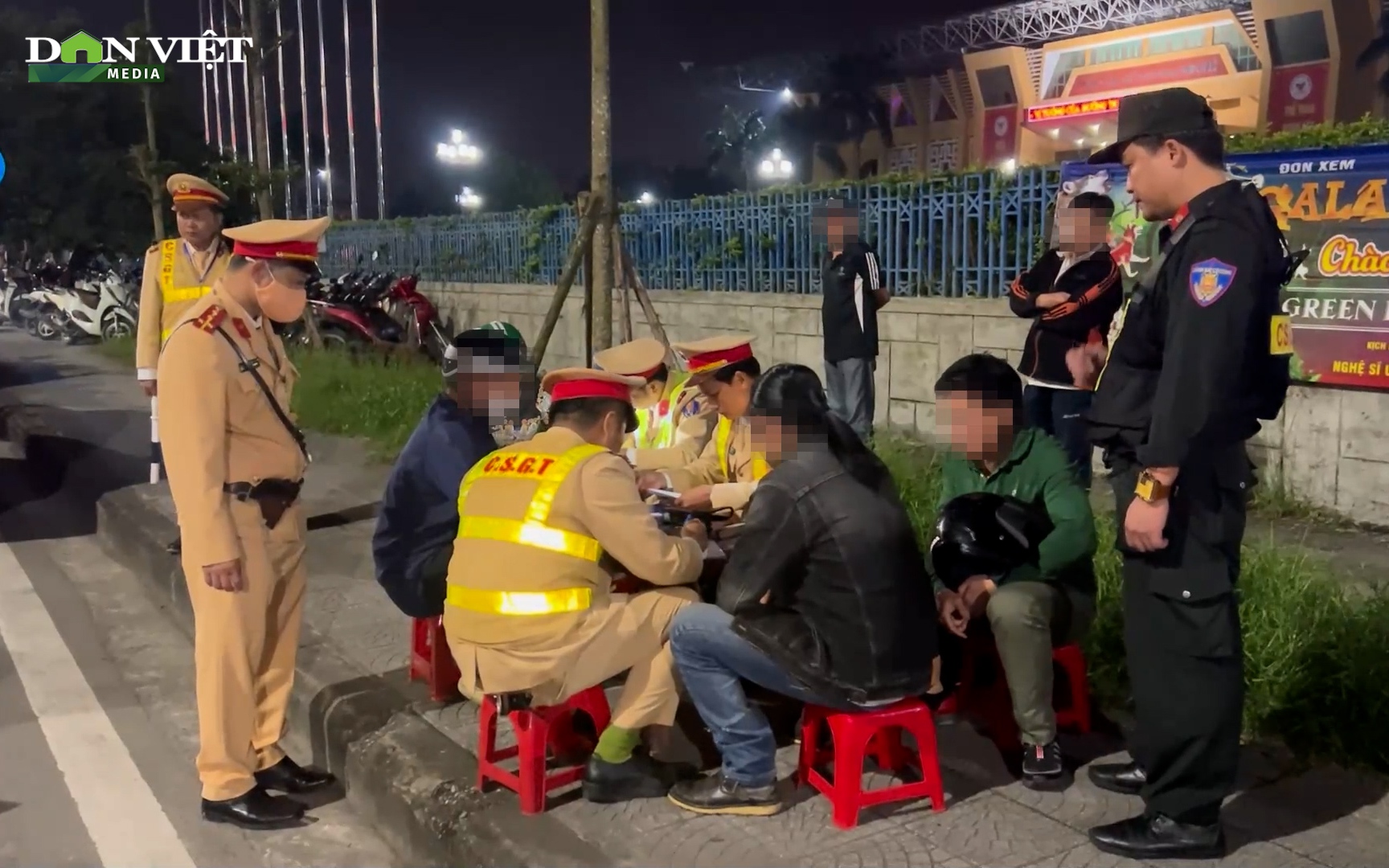 Video: Hàng trăm "ma men" bị CSGT Huế lập chốt xử lý ngay sau khi ra khỏi quán nhậu