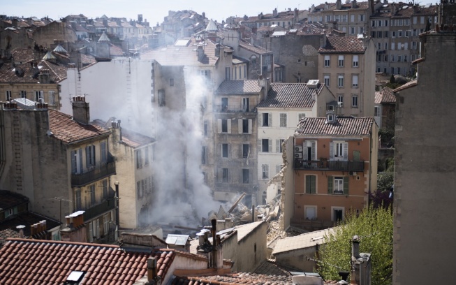 Clip: Sập chung cư ở Pháp khiến 8 người mất tích, nhiều người bị thương