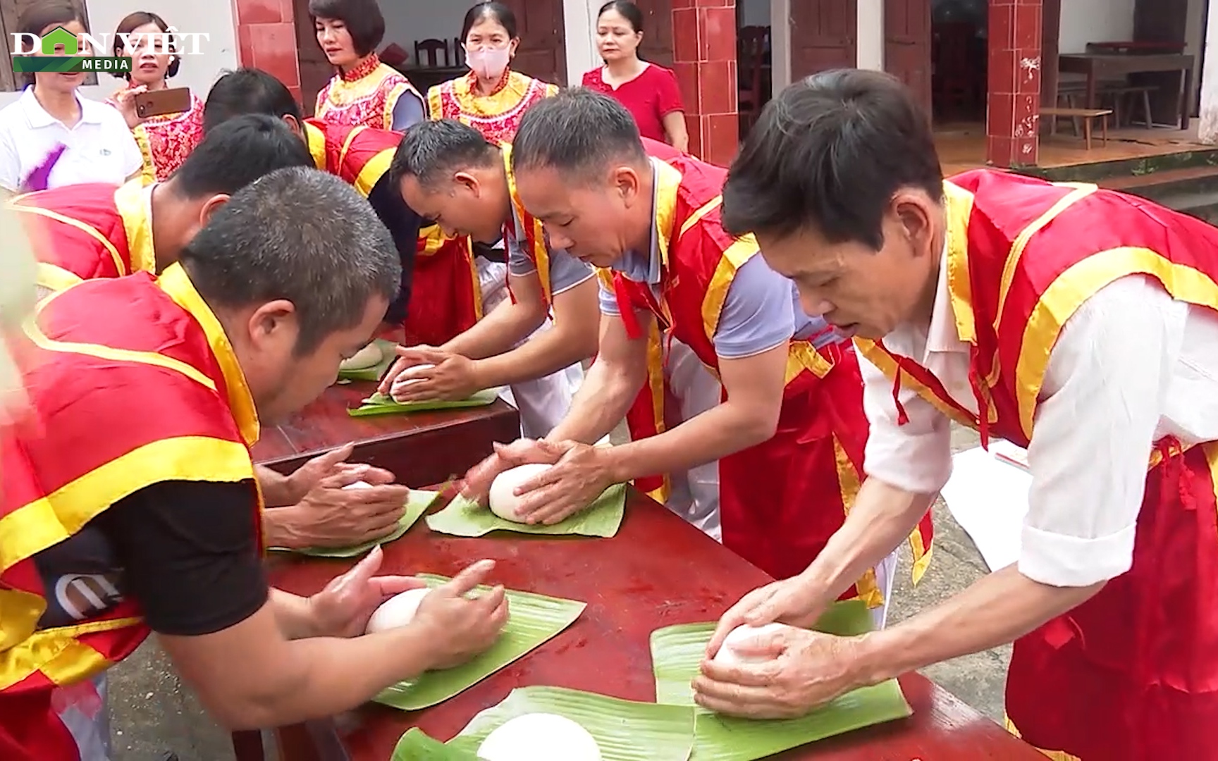 Nghệ nhân giã bánh giầy tích cực luyện tay nghề mong giành "suất" làm bánh dâng Vua Hùng ngày chính giỗ