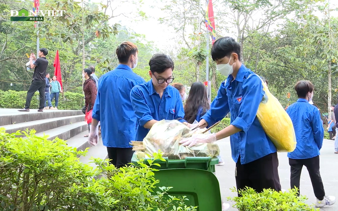 Video: Những bóng "áo xanh" tình nguyện dọn rác, giúp đỡ cụ già, em nhỏ tại di tích Đền Hùng