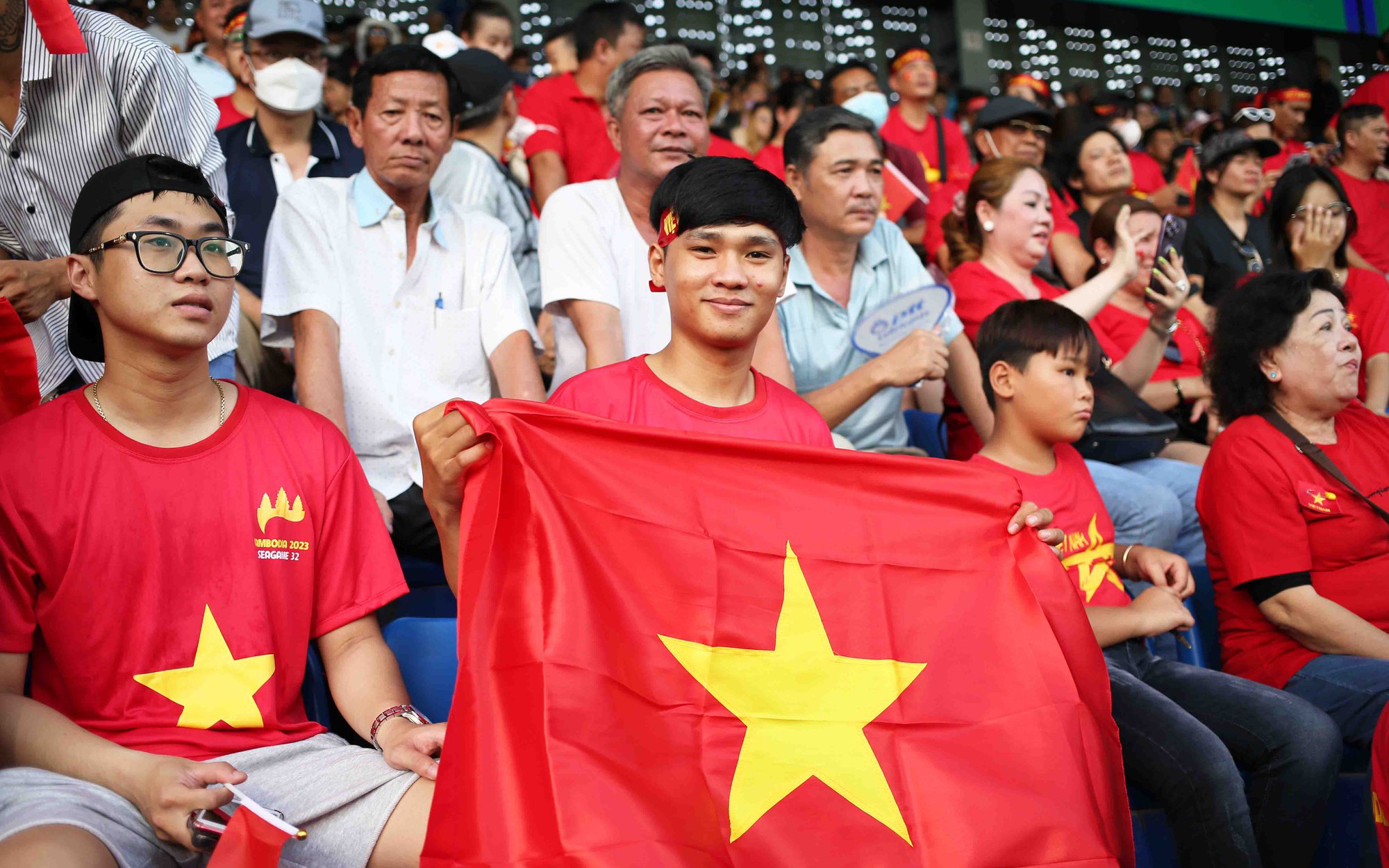 Hàng nghìn CĐV đổ về SVĐ Prince cổ vũ cho U22 Việt Nam