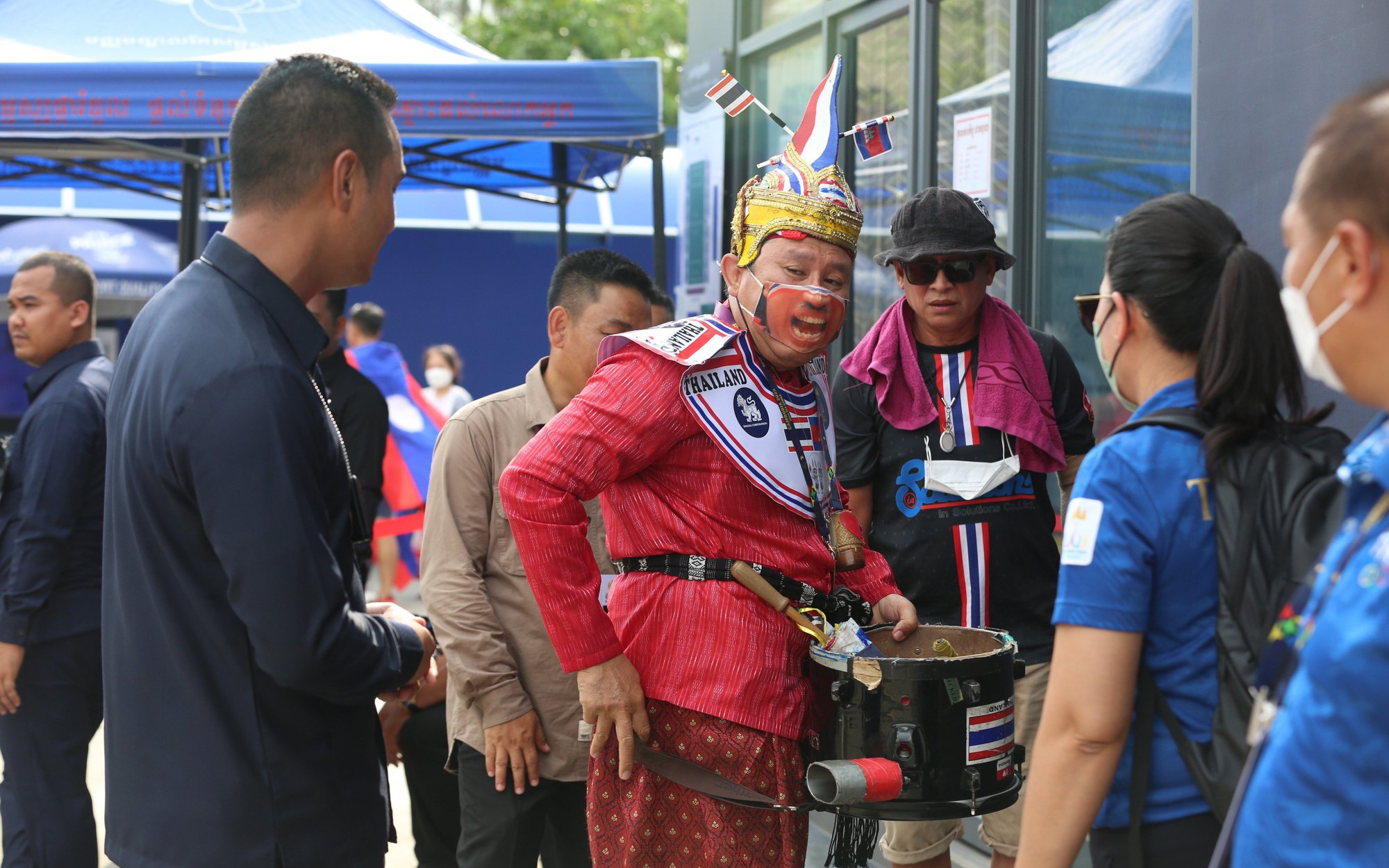 An ninh Campuchia cấm CĐV Thái Lan mang trống vào sân cổ vũ