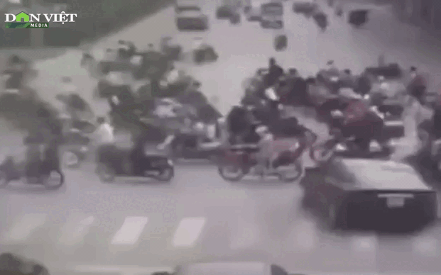 Clip: Nhân chứng kể lại khoảnh khắc "xe điên" tông hàng loạt phương tiện trên đường Võ Chí Công