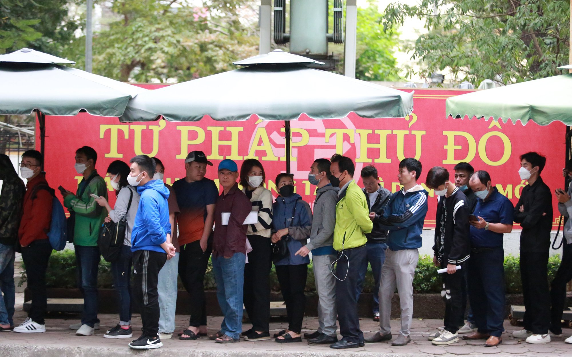 Dân Thủ đô xếp hàng từ mờ sáng chờ xác nhận lý lịch tư pháp: Hà Nội chỉ đạo "nóng"