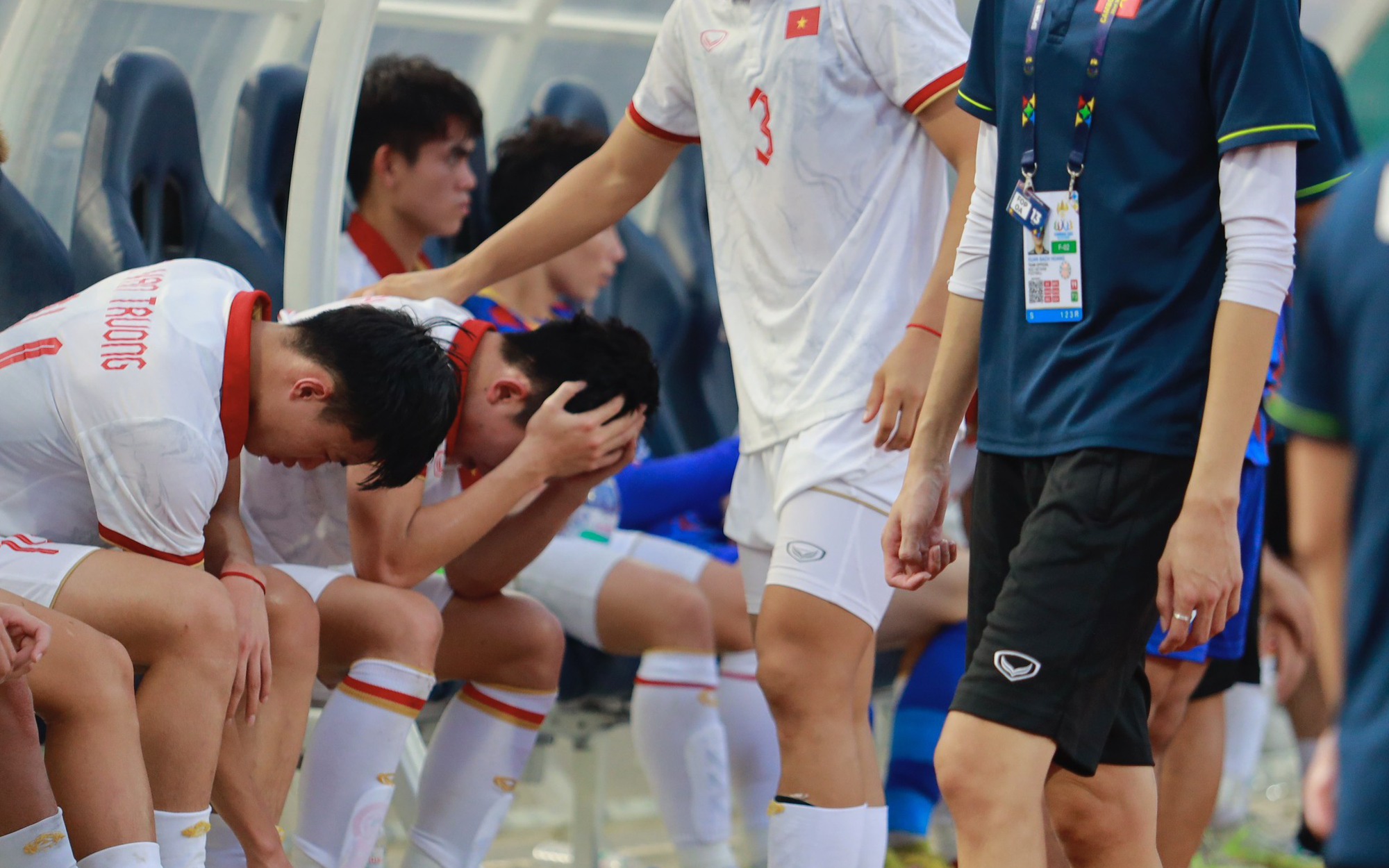 Clip: Các cầu thủ U22 Việt Nam bật khóc khi để thua U22 Indonesia phút chót
