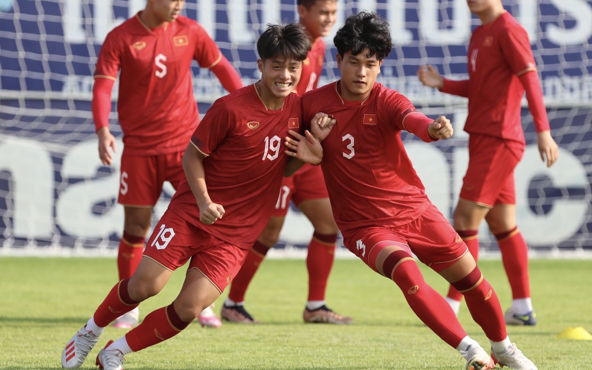 [TRỰC TIẾP] Các cầu thủ U22 Việt Nam ra sân tập luyện sau trận thua Indonesia