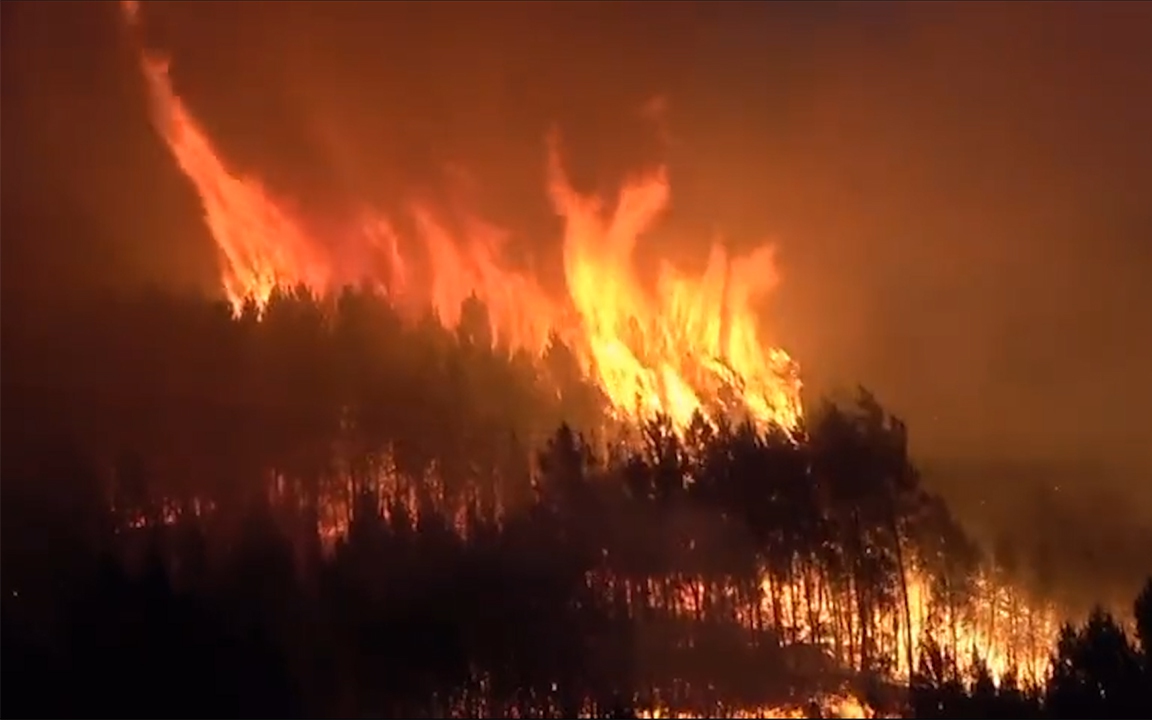 Clip: Cháy rừng vượt tầm kiểm soát ở Tây Ban Nha khiến hơn 500 người phải sơ tán