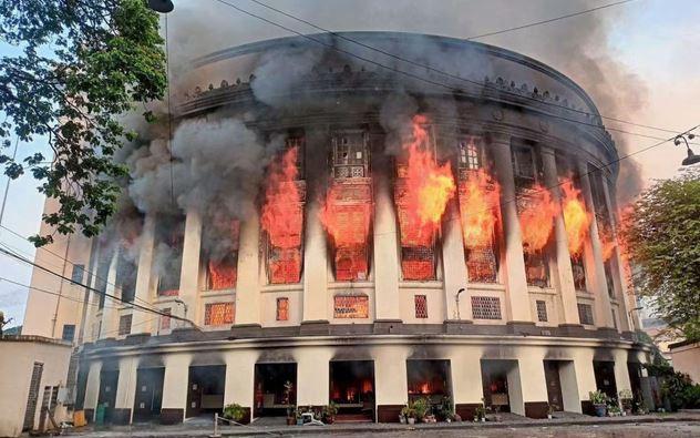 Clip: Cháy lớn tại công trình lịch sử ở trung tâm thủ đô Philippines
