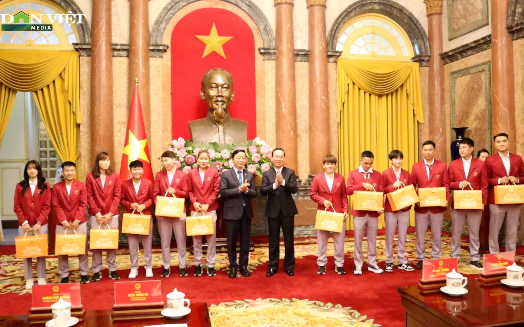 Video: "Cô gái vàng" Nguyễn Thị Oanh nhận Huân chương Lao động hạng Nhì và kỷ lục tiền thưởng