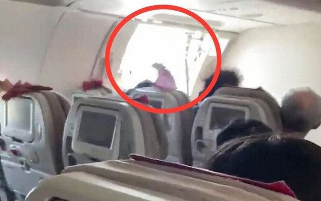 Clip: Người đàn ông mở cửa thoát hiểm giữa chuyến bay vì thấy "không thoải mái"