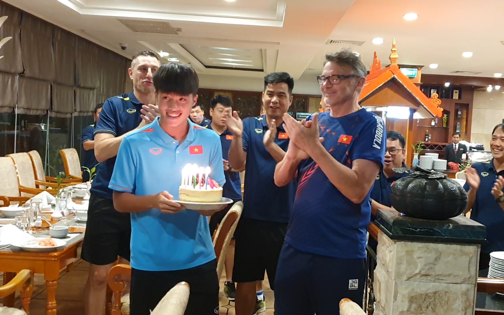 Quốc Việt được HLV Troussier và đồng đội U22 tổ chức sinh nhật ở Campuchia