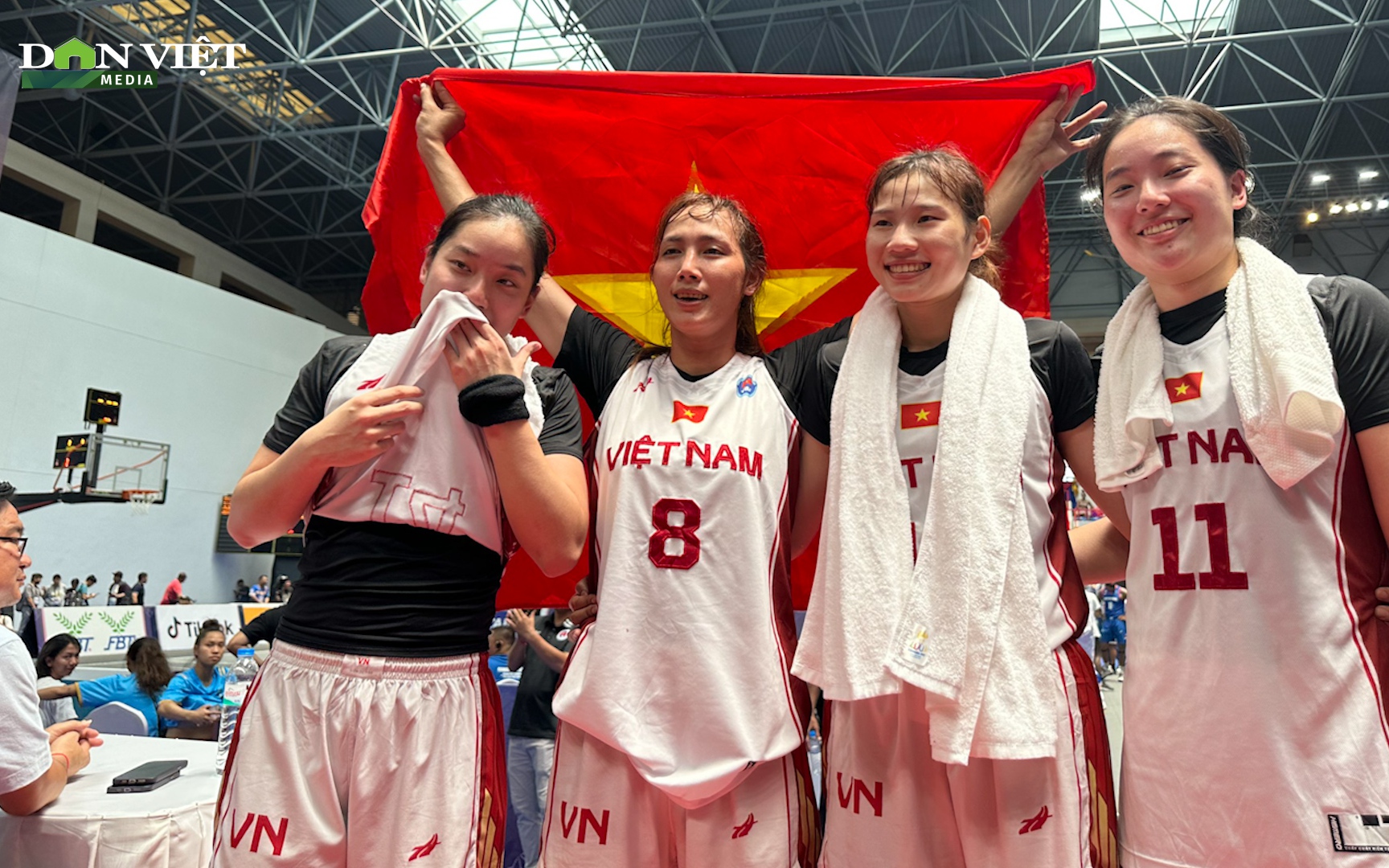 Đội tuyển bóng rổ nữ Việt Nam bật khóc nức nở, vỡ òa với tấm HCV lịch sử tại SEA Games
