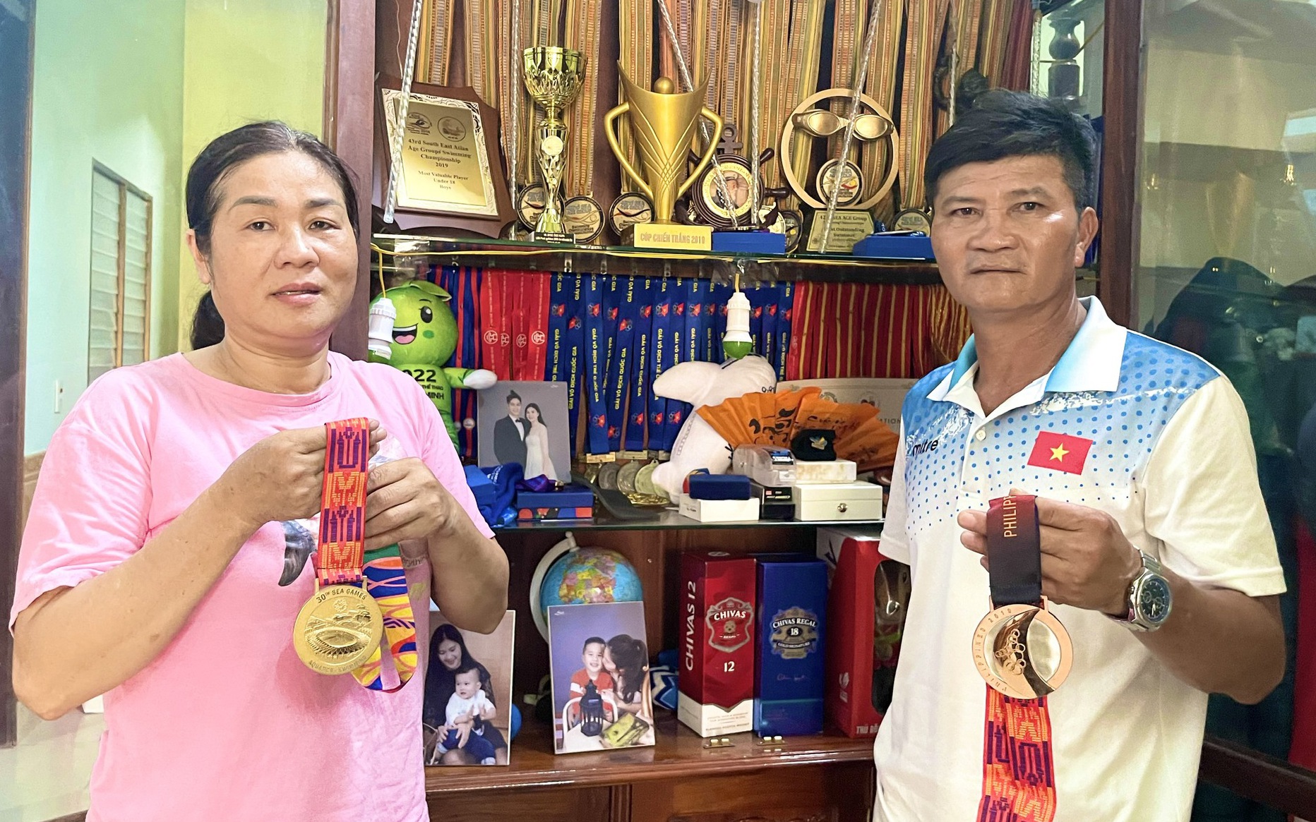 Clip: Bố mẹ kình ngư Trần Hưng Nguyên khoe dàn huy chương và cúp đồ sộ, tự hào khi con giành HCV SEA Games 32