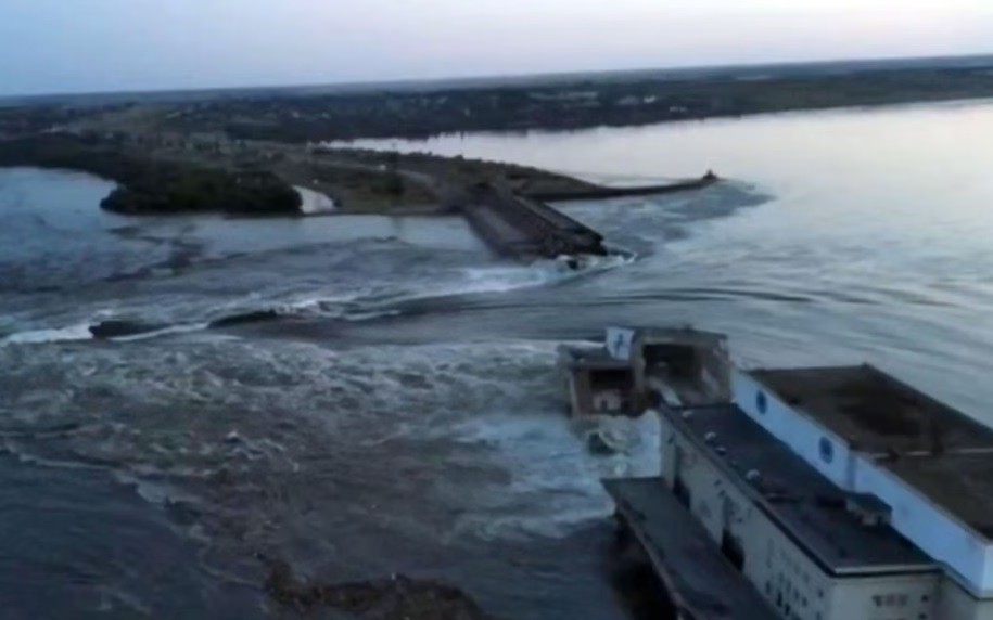 Ảnh thế giới 7 ngày qua: Vỡ đập Nova Kakhovka (Ukraine) và cảnh ngập lụt kinh hoàng ở Kherson 