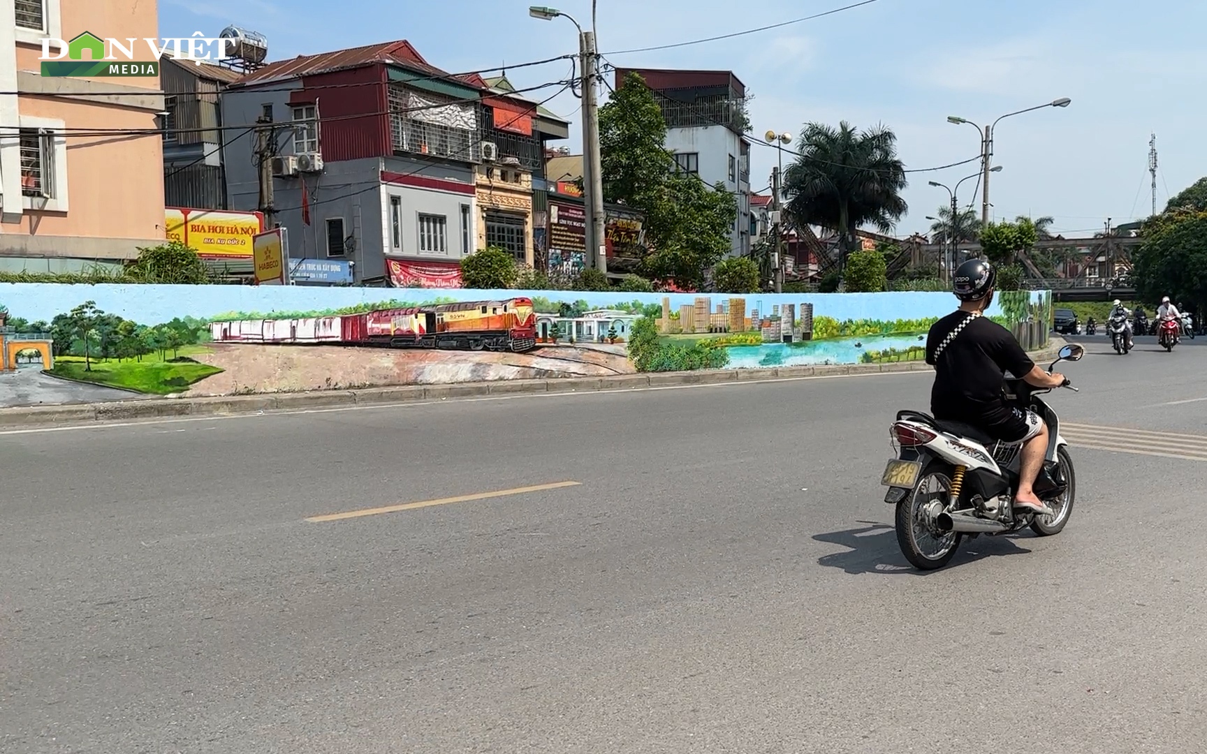 Video: Con đường bích họa ở Long Biên mang luồng sinh khí mới cho người dân Hà Nội