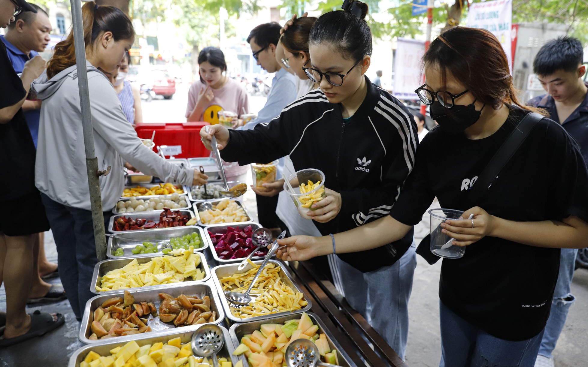 Buffet hoa quả giá siêu rẻ đổ bộ Hà Nội, nhân viên mỏi tay gọt hàng trăm kg mỗi ngày