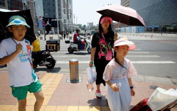 Clip: Nắng nóng kỷ lục ở Bắc Kinh, nhiệt độ mặt đường nhiều nơi vượt mức 50 độ C