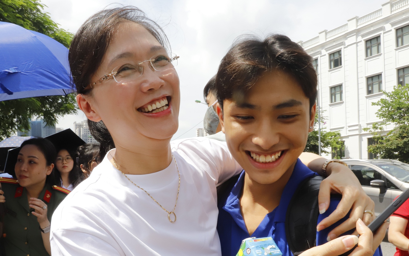 Khoảnh khắc đầy cảm xúc giữa phụ huynh và thí sinh trong ngày đầu thi tốt nghiệp THPT 2023 ở Hà Nội