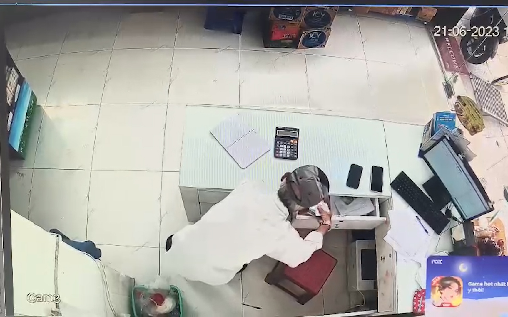 Camera an ninh ghi cảnh người đàn ông đi xe đạp đến cửa hàng sữa ở TP.HCM “cuỗm” 20 triệu đồng 