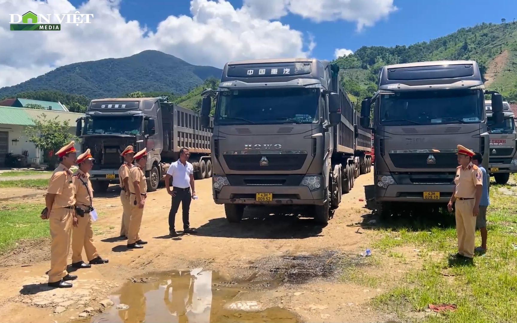 Cận cảnh đoàn xe đầu kéo cơi nới thùng từ Lào về Việt Nam bị "chặn đứng"