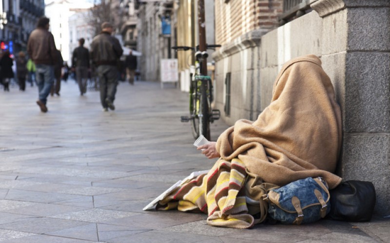 Clip: Người vô gia cư ở Tây Ban Nha kiệt sức dưới cái nóng 40 độ 