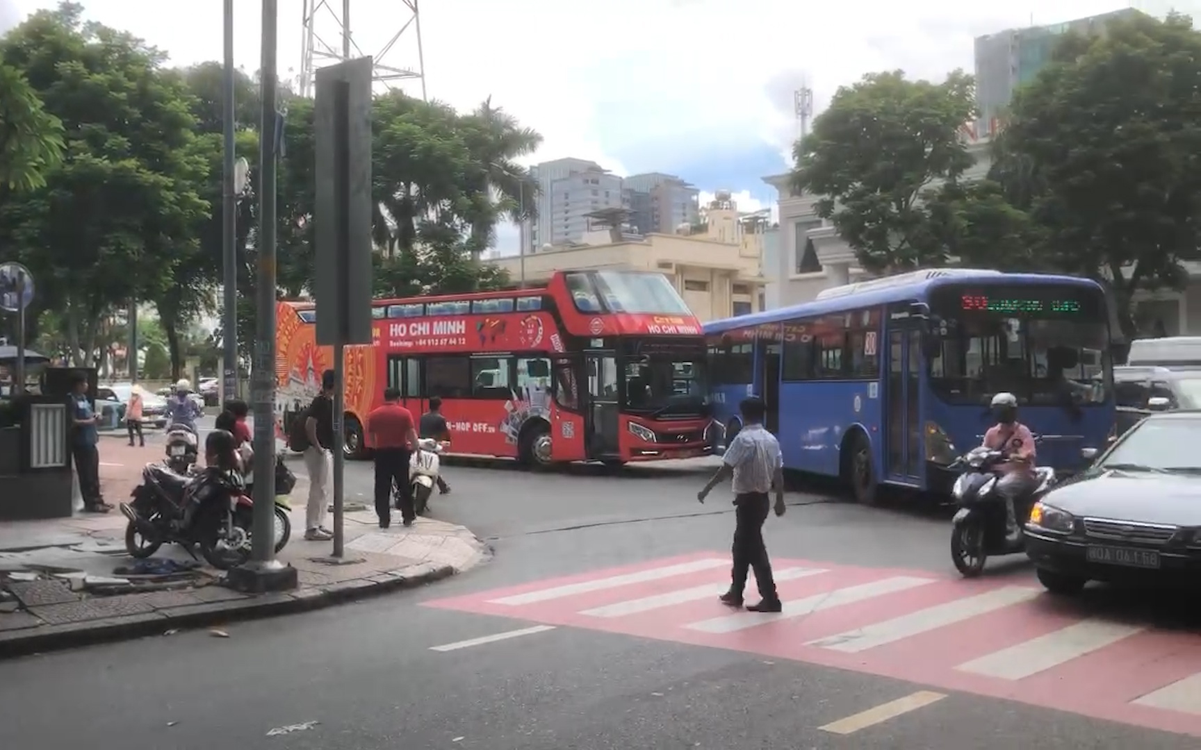Video: Hiện trường vụ tai nạn hai xe buýt đối đầu nhau, hành khách thất thần, "la hét hoảng loạn"