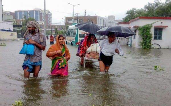 Clip: Thủ đô Ấn Độ hứng chịu tình trạng ngập lụt tồi tệ nhất trong 45 năm qua