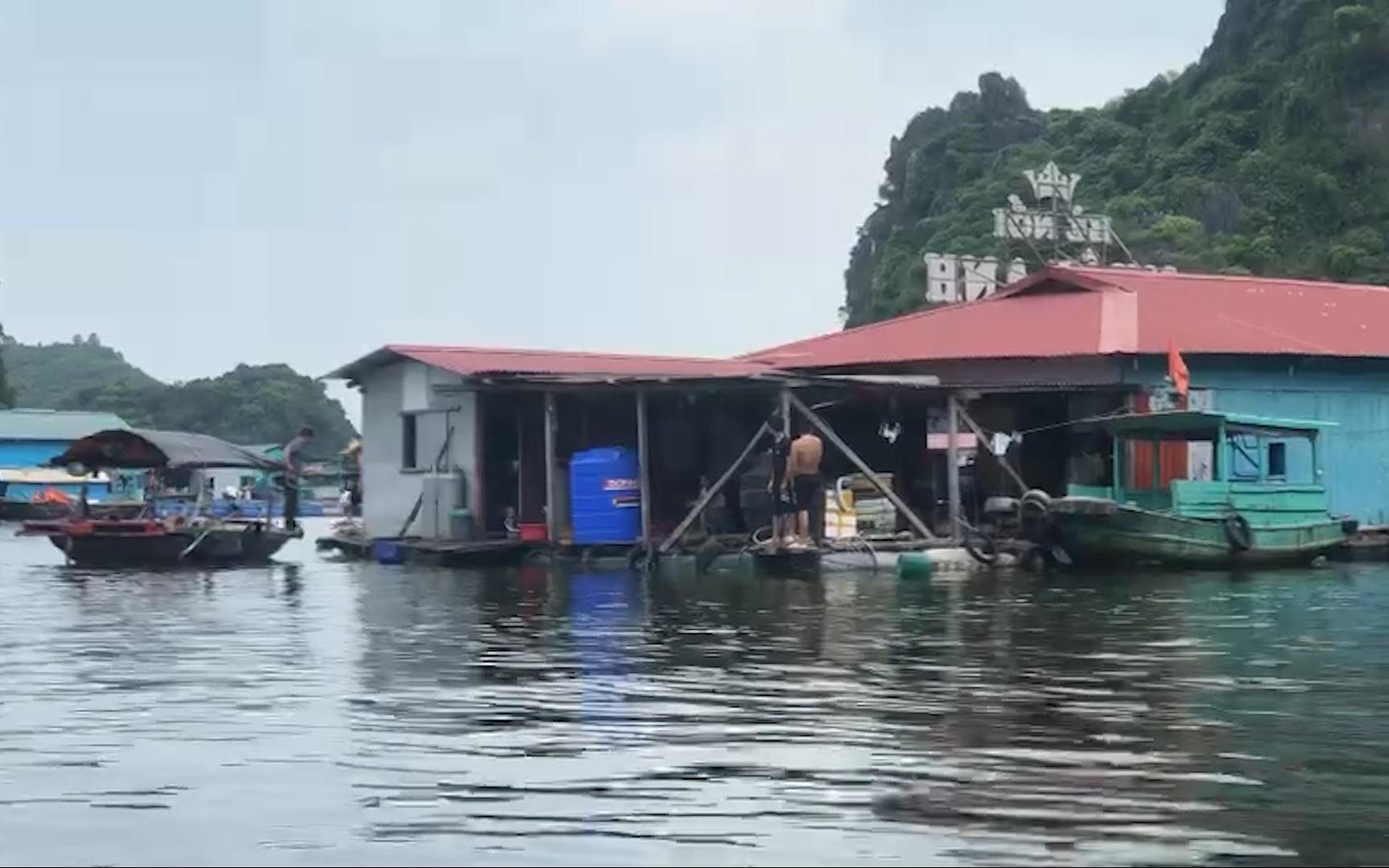 Video: Người dân huyện đảo Cát Hải (Hải Phòng) neo đậu tàu thuyền, cố định nhà phao tránh bão số 1