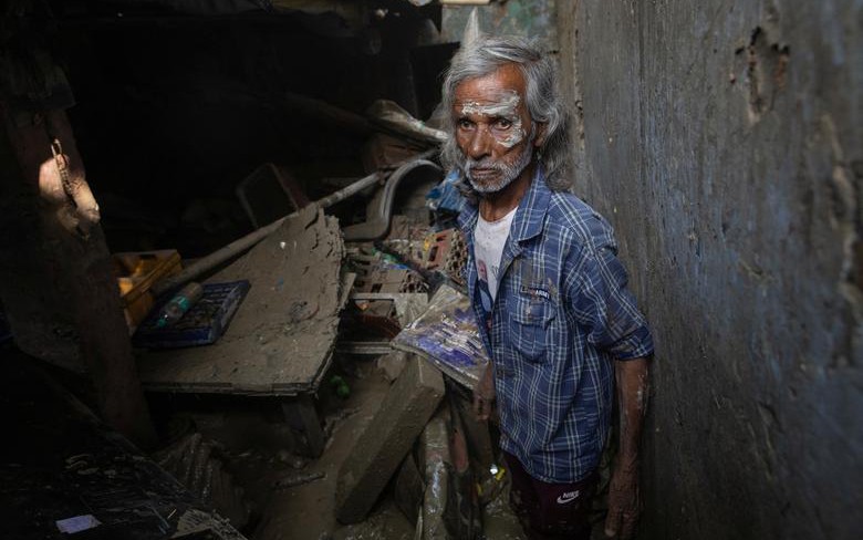 Người dân Ấn Độ trở về nhà sau lũ lụt, nhưng lại rơi vào cảnh "màn trời chiếu đất"