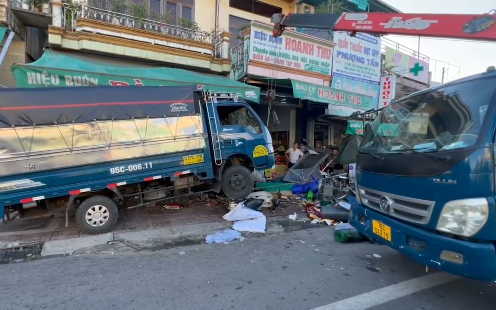 Quảng Ngãi: Kinh hoàng xe tải mất lái lao vào nhà dân làm 3 người thương vong trên QL1A