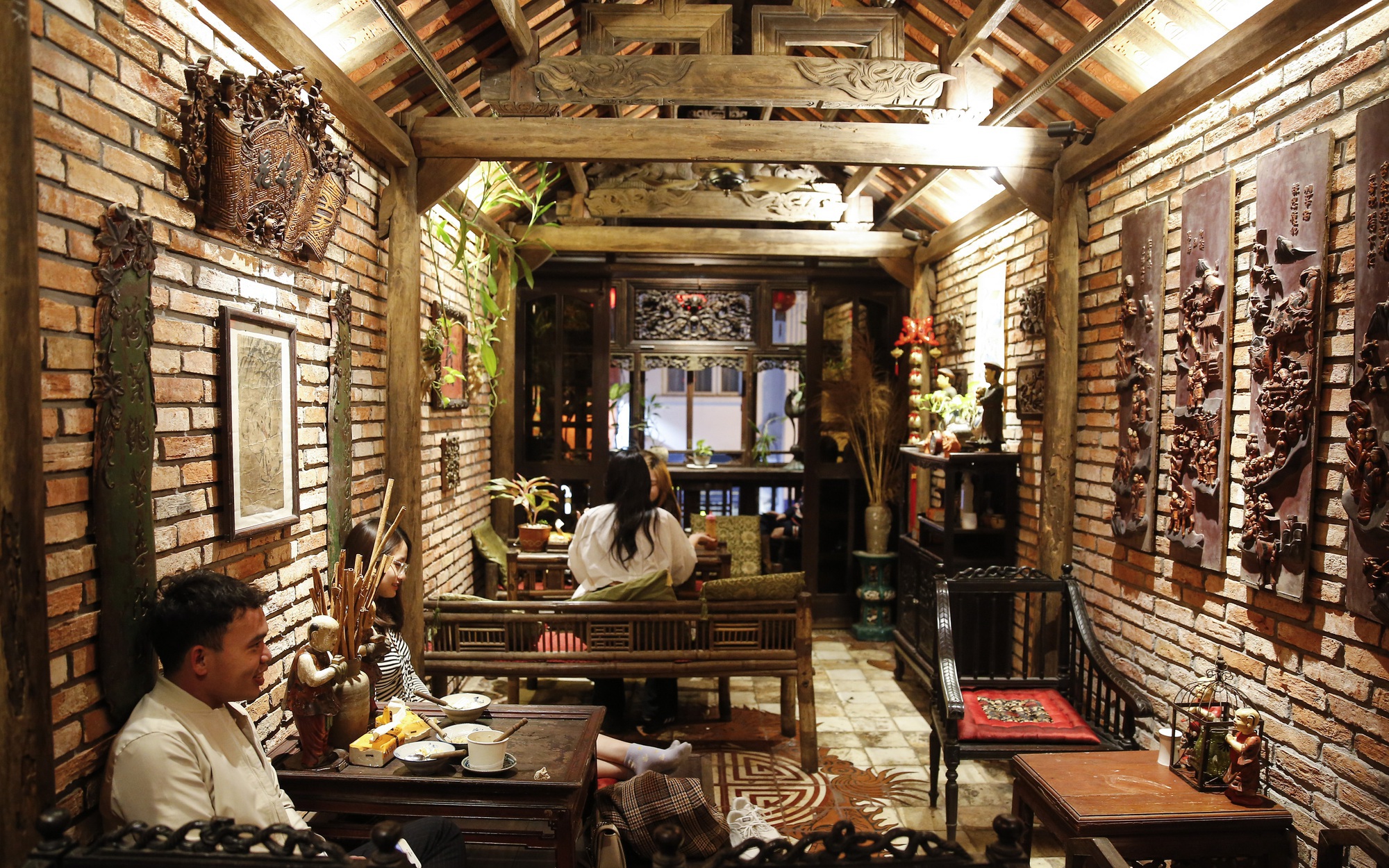 Độc đáo quán chè trong căn nhà cổ với không gian hoài niệm Hà Nội đầu thế kỷ 20