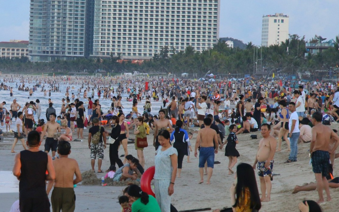 Hàng vạn du khách đổ về, biển Đà Nẵng ken đặc người ngày hè nóng bức