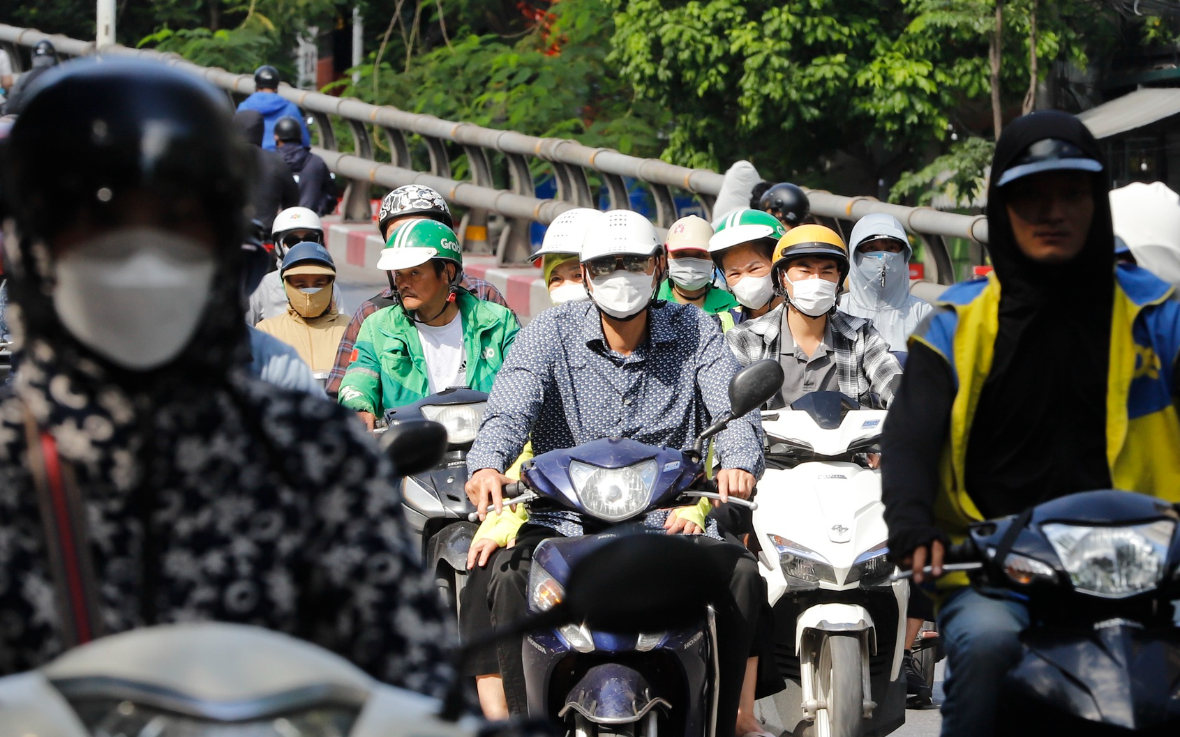 Bất chấp biển cấm, hàng đoàn xe máy vẫn nuối đuôi nhau vượt cầu trong giờ cao điểm tại Hà Nội