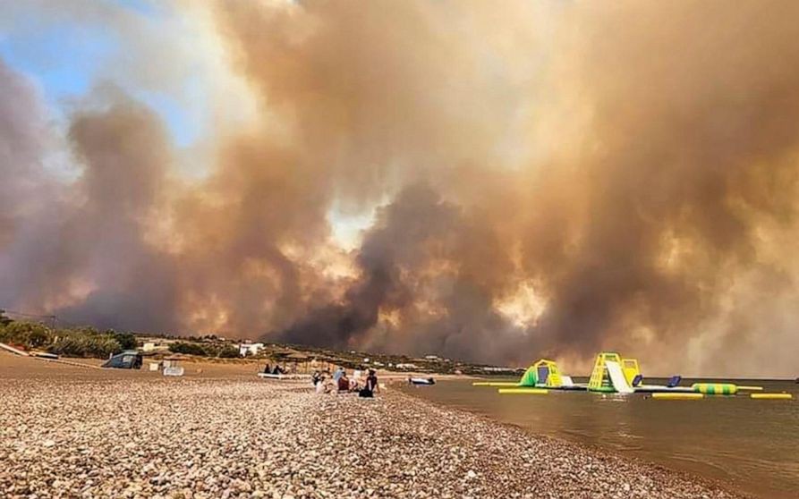 Clip: Hàng nghìn người sơ tán khi cháy rừng tiếp tục lan rộng ở đảo Rhodes, Hy Lạp