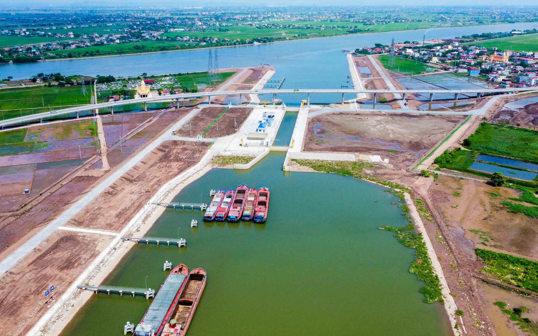 Những chuyến tàu đầu tiên đi qua kênh đào trị giá 2.300 tỷ nối sông Đáy - Ninh Cơ