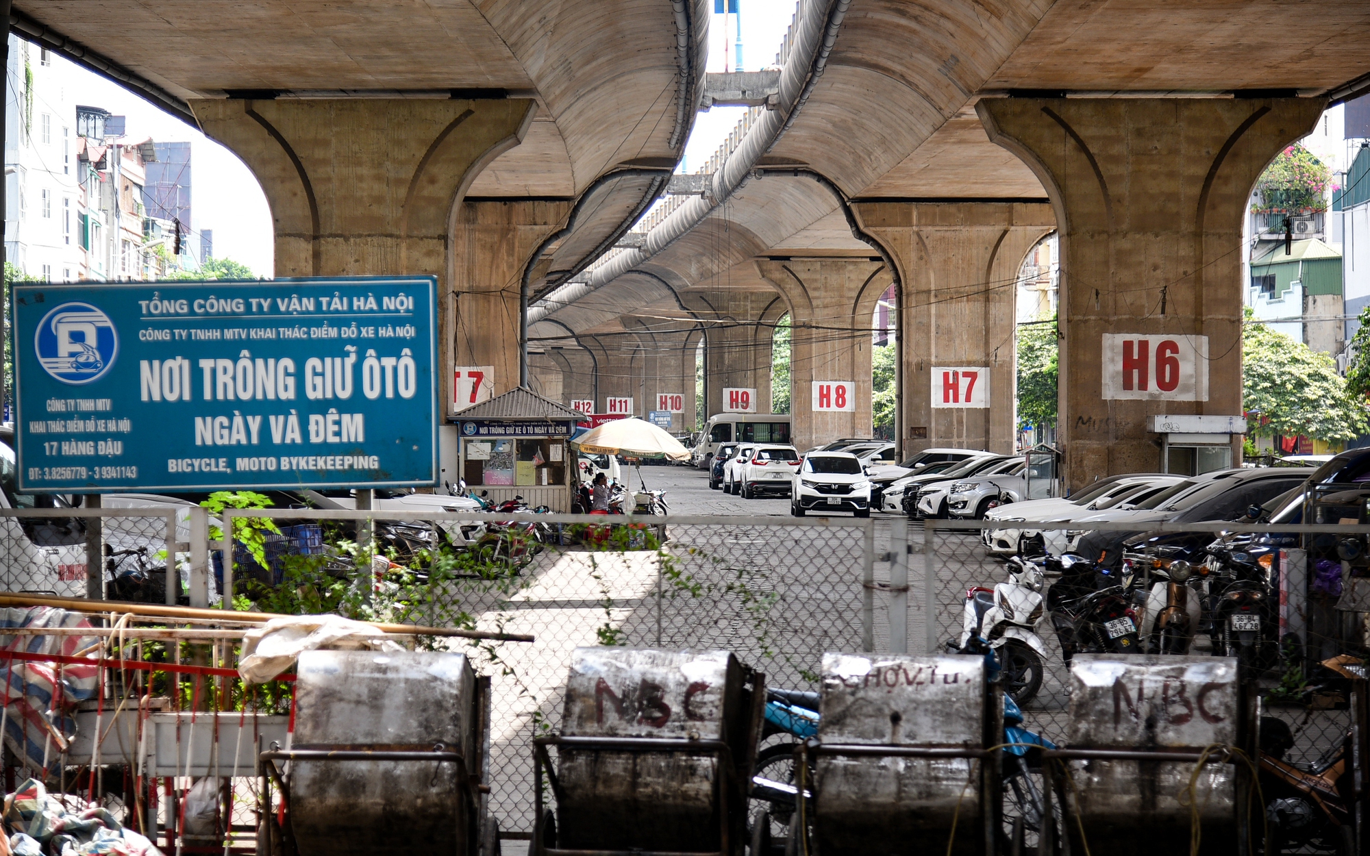 Hiện trạng các gầm cầu cạn sử dụng làm bãi đỗ xe ở Hà Nội