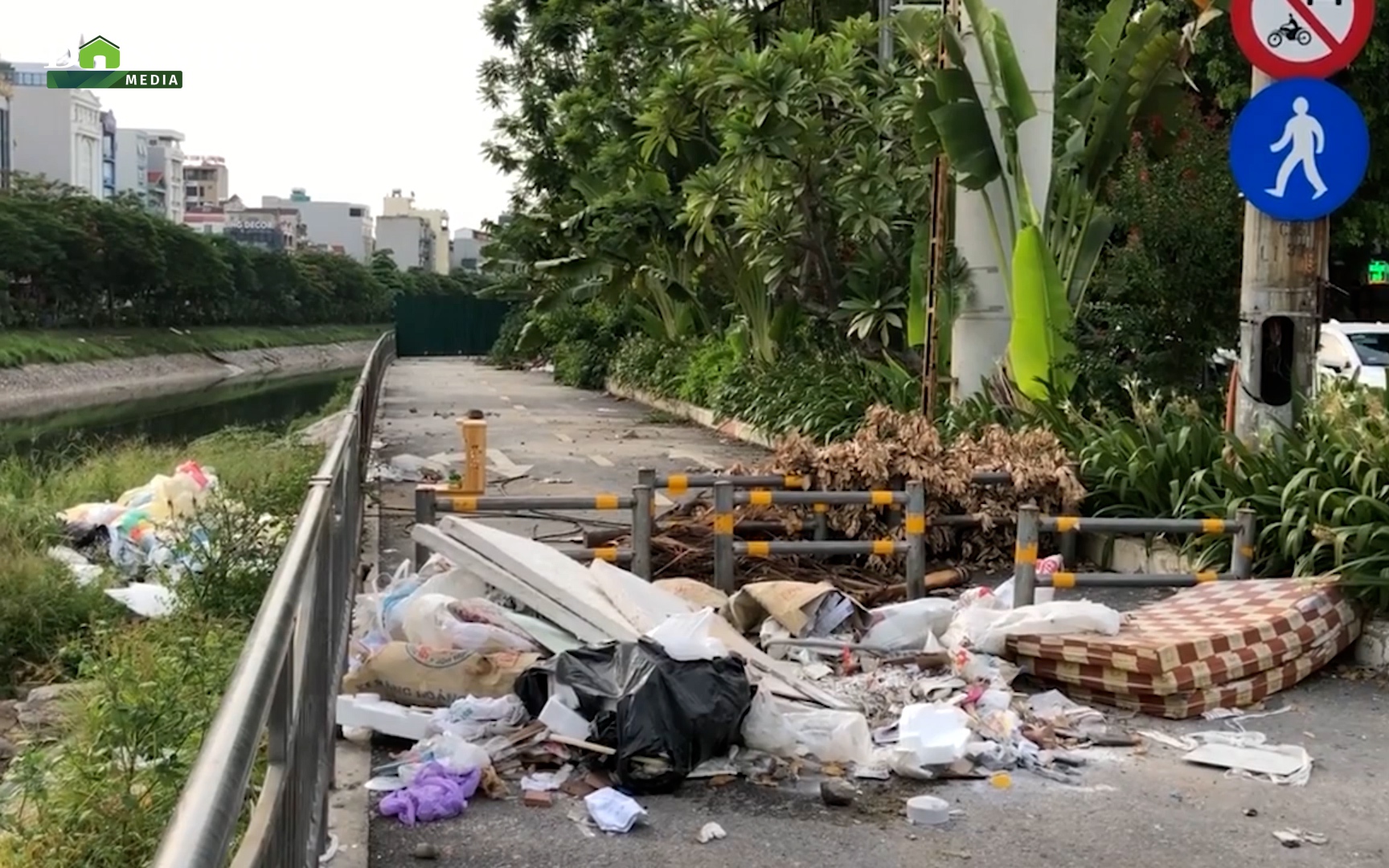 Video: Đường đi bộ ven sông Tô Lịch ngập ngụa trong rác thải, xuống cấp lãng phí gây bức xúc cho người dân