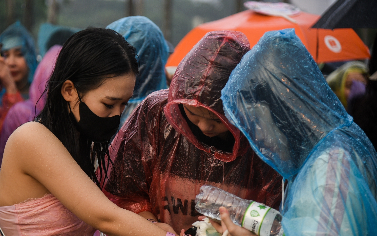 Hàng nghìn người "đội mưa" lớn ở Mỹ Đình để chờ được "cháy" cùng 4 cô gái Blackpink