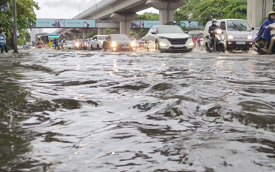 Hà Nội mưa lớn khiến đường phố ngập như sông, nhiều phương tiện ôtô bị chết máy