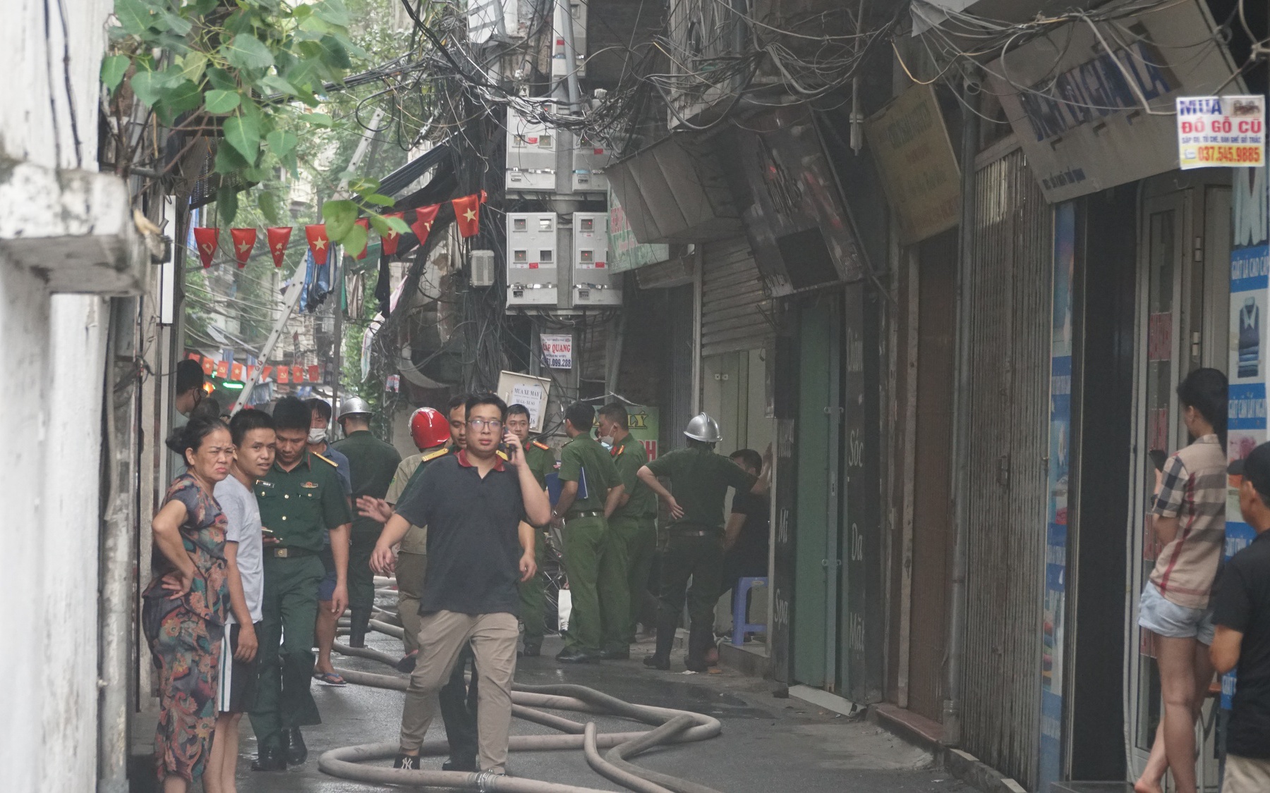 Clip: Cháy nhà cao tầng trong ngõ Thổ Quan ở Hà Nội, có trẻ nhỏ mắc kẹt bên trong
