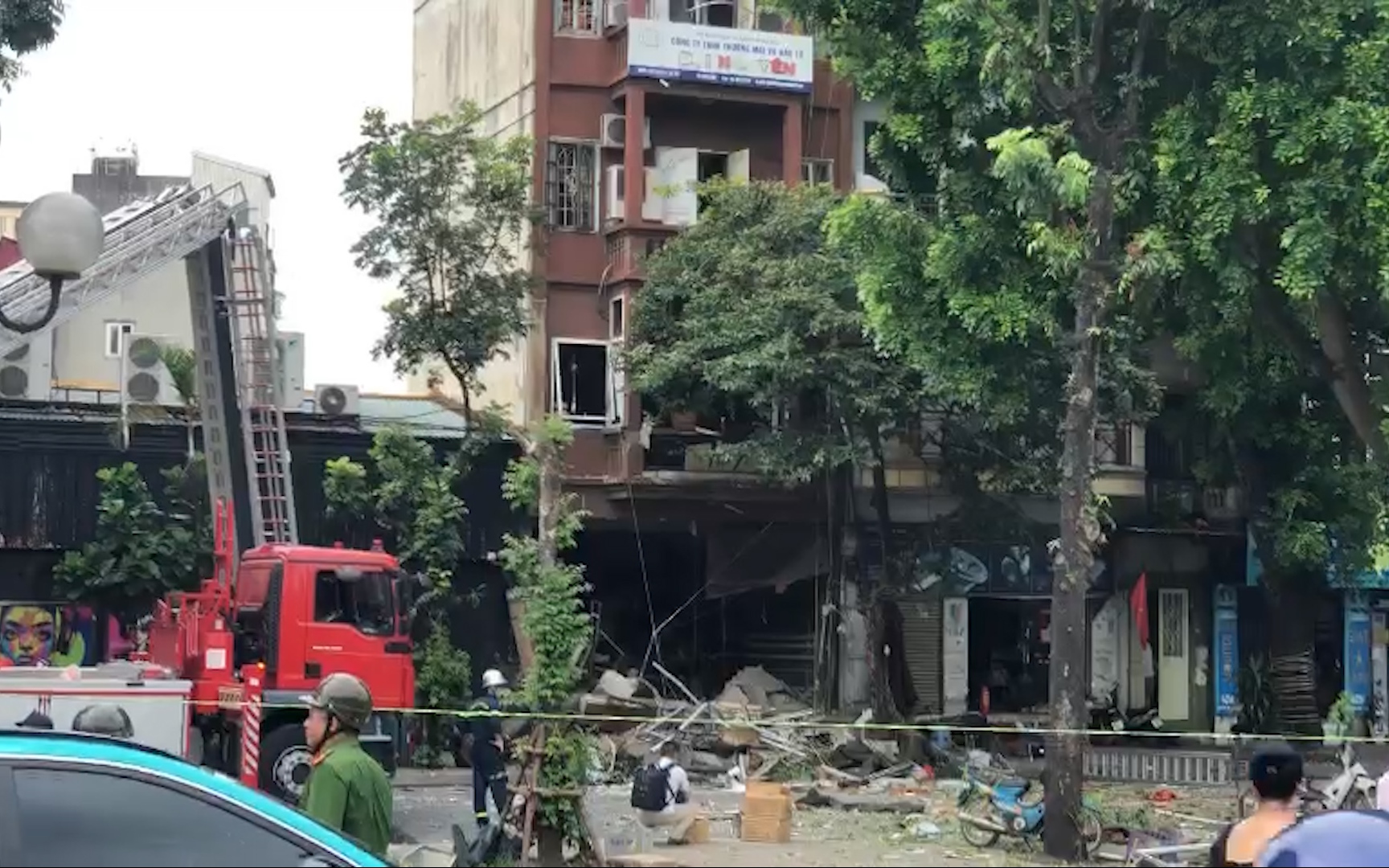Video: Người dân kể lại phút chứng kiến vụ nổ bình gas như bom trên phố Yên Phụ 