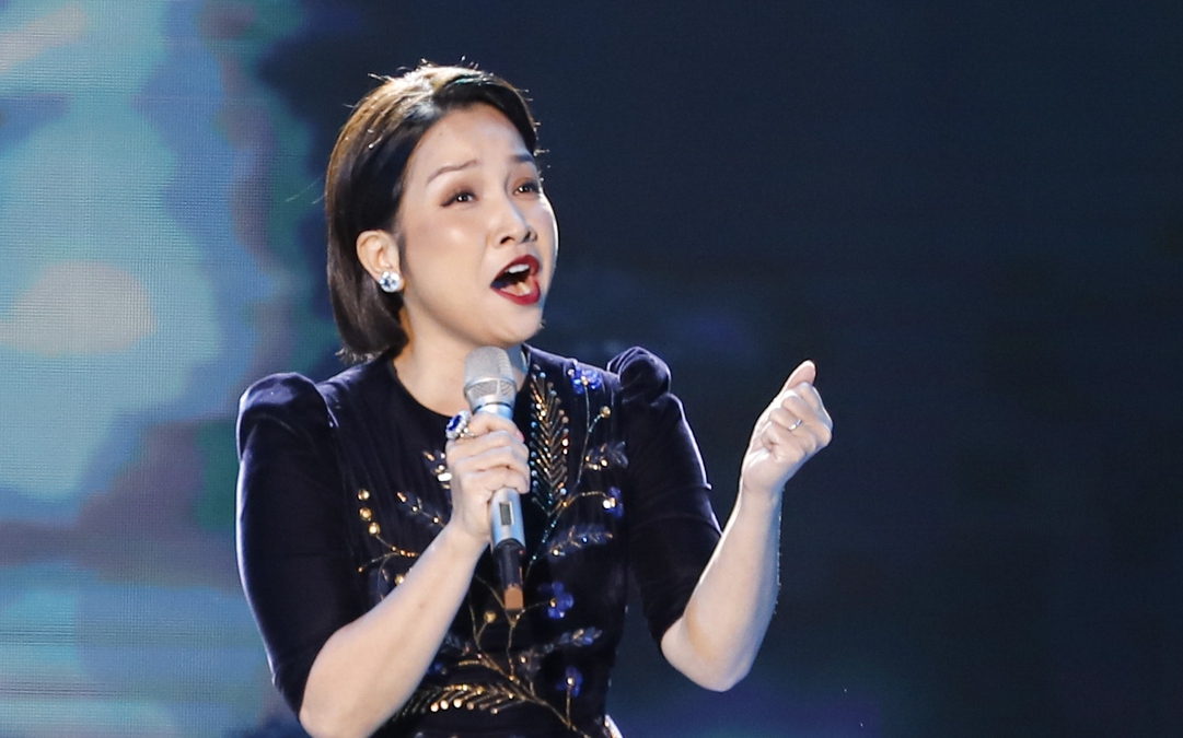 Video: Diva Mỹ Linh hát "Gió và tình yêu thổi trên đất nước tôi" lay động khán giả Đêm thơ nhạc kịch Lưu Quang Vũ
