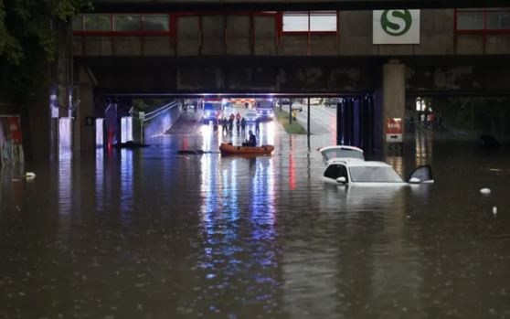Clip: Lũ lụt tấn công miền Nam nước Đức, nhiều người mắc kẹt trong xe ô tô phải thoát ra ngoài bằng cửa sổ