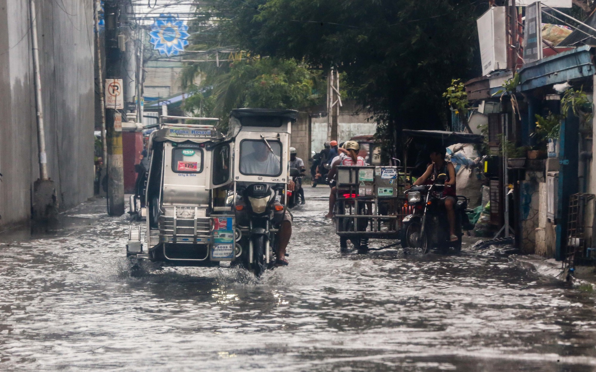 Clip: Bão Khanun khiến hàng trăm chuyến bay bị hủy ở Nhật Bản, lũ lụt tại Philippines ngày càng trầm trọng